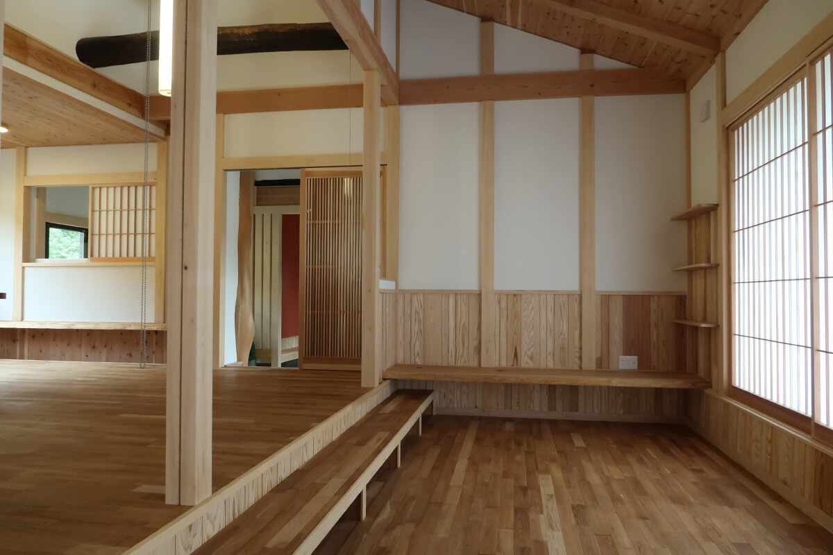 古材を再利用した通り土間の家