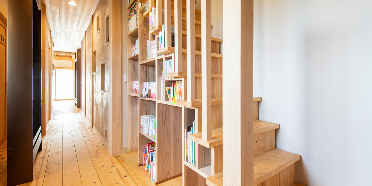 本棚であり、階段