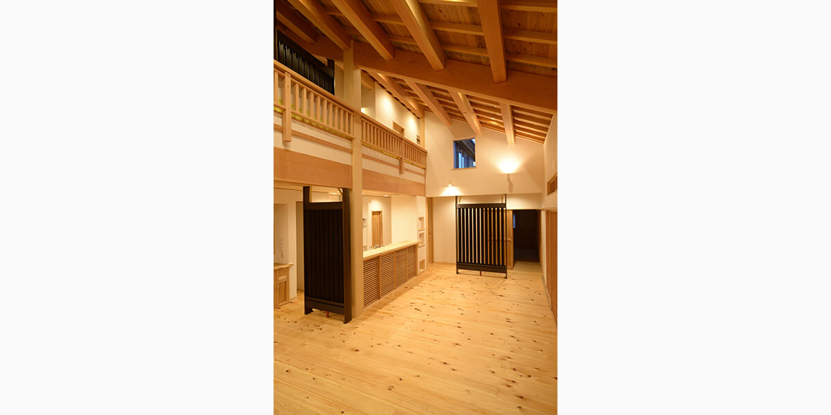 2階とつながるリビングダイニングの勾配天井